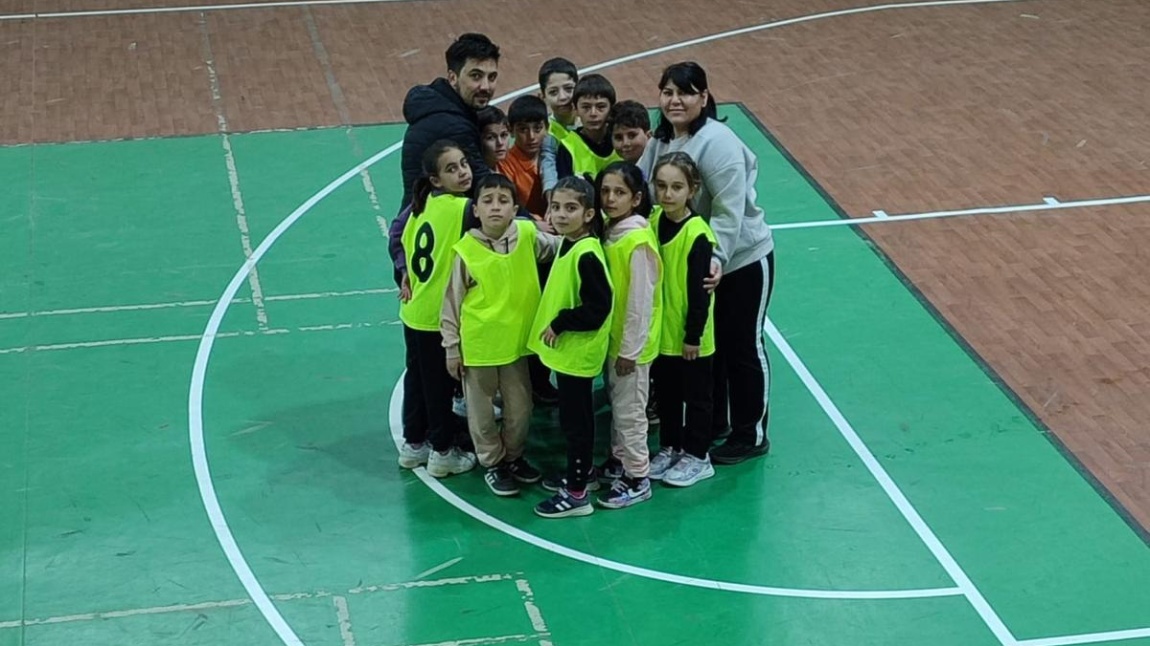 Geleneksel Çocuk Oyunları 3. Sınıflar Arası Mendil Kapmaca Turnuvası